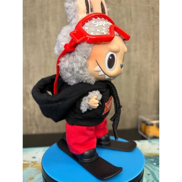 Labubu "Sea Salt Coconut" w/ Supreme Outfit and Skis - Picture 6 of 6